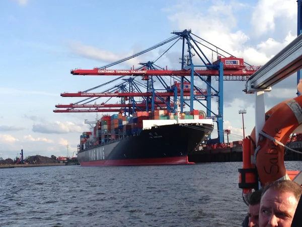 Hamburg haven met containerschip Stockfoto