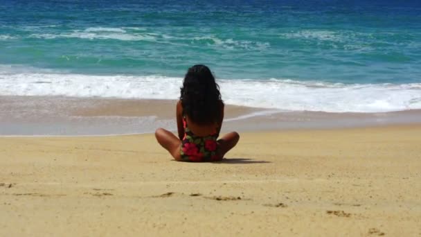 Relajarse en una playa tropical — Vídeo de stock