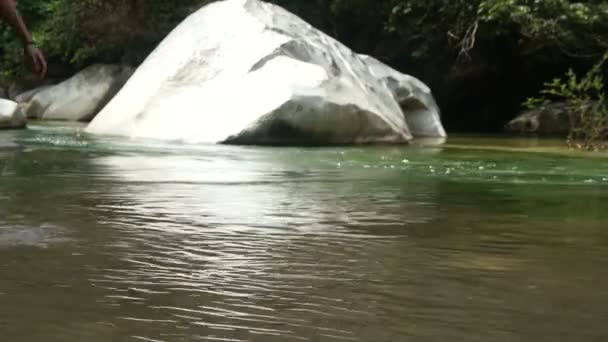 Wandelen door een rivier — Stockvideo