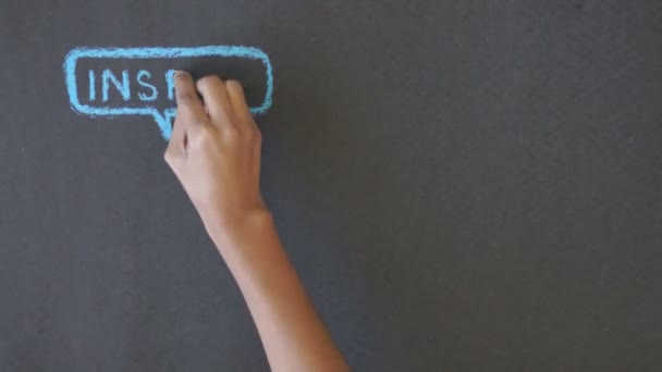 Hand zeichnet Blasen mit Wörtern auf der Tafel — Stockvideo