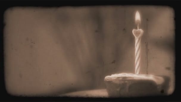 吹灭蜡烛的女人 — 图库视频影像