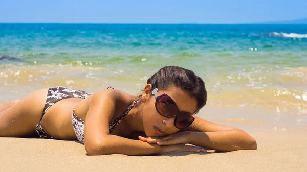 女人放松热带海滩上 — 图库照片
