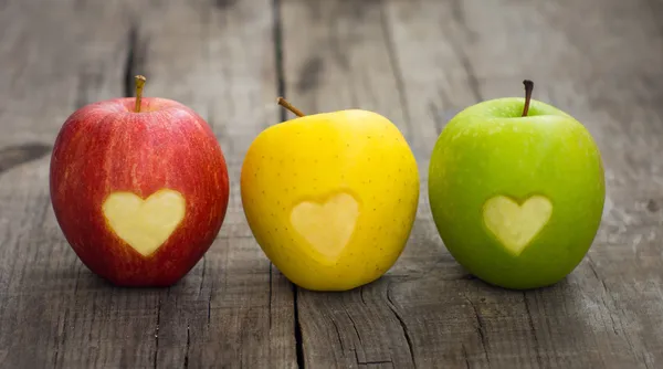 Manzanas con corazones grabados — Foto de Stock