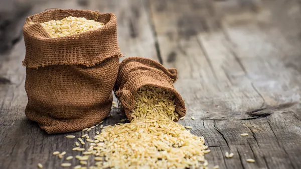Kahverengi pirinç torbaları — Stok fotoğraf