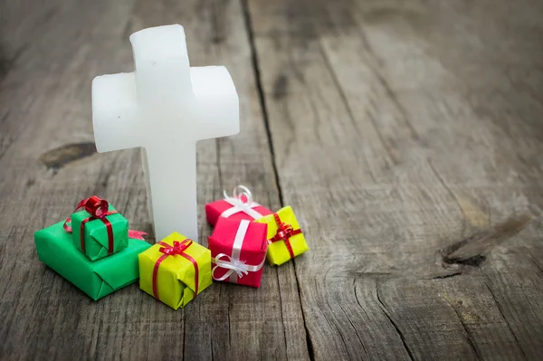 Cruz religiosa con regalos — Foto de Stock