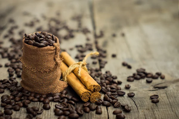 Coffee beans and cinnamon stick — Stock Photo, Image