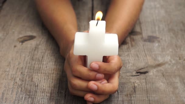 举行点燃耶稣受难像蜡烛 — 图库视频影像