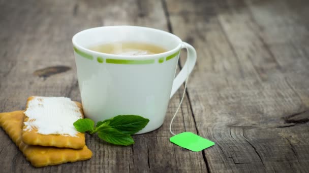 Galletas con té de menta fresca — Vídeo de stock