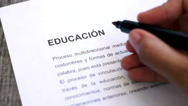 La educación circundante con un bolígrafo ) — Vídeos de Stock