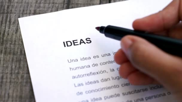 Ideas circulantes con un bolígrafo ) — Vídeo de stock