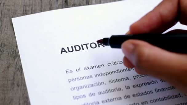 Circling Audit with a pen (In Spanish) — Stock Video