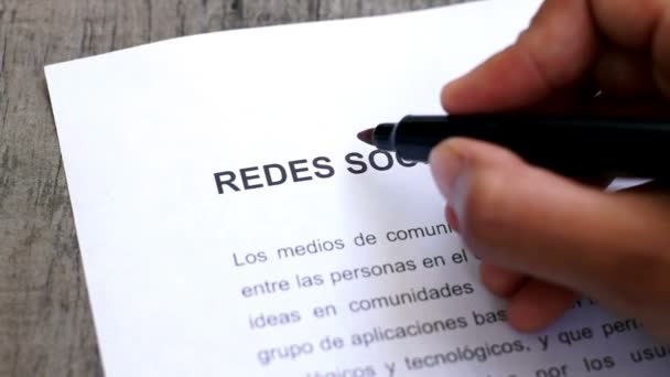 Cirkelen sociale media met een pen (in het Spaans) — Stockvideo