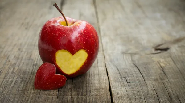 Jabłko z wygrawerowanym sercem — Zdjęcie stockowe