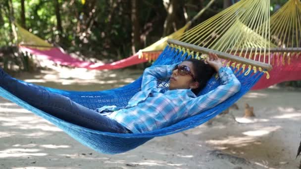 Mujer relajándose en una hamaca — Vídeo de stock
