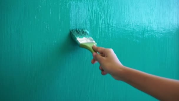 Pessoa pintando uma parede verde — Vídeo de Stock