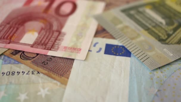 Евро счета и слово Деньги — стоковое видео