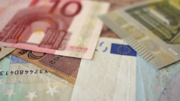 ユーロ紙幣と単語はドイツ語に書かれた成功 — ストック動画