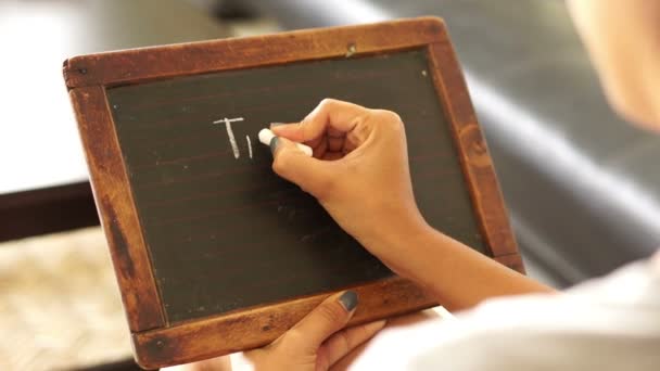 Mujer escribiendo palabra Relájate — Vídeo de stock