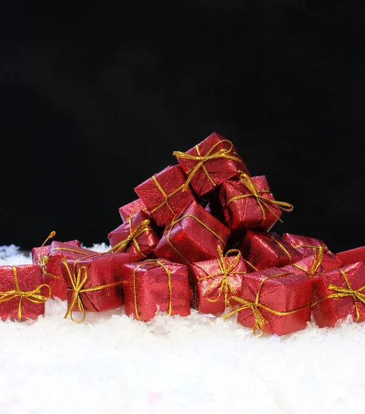 Weihnachtsgeschenke im Schnee — Stockfoto