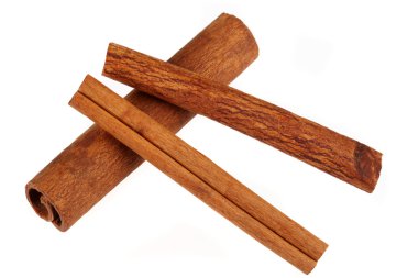 Tarçın beyaz arkaplanda izole edildi