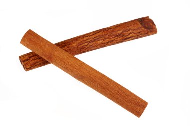 Tarçın beyaz arkaplanda izole edildi