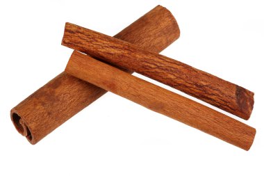 Tarçın beyaz arkaplanda izole edildi