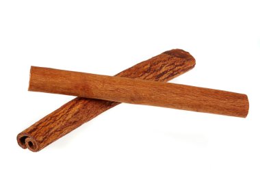 Tarçın beyaz arkaplanda izole edildi