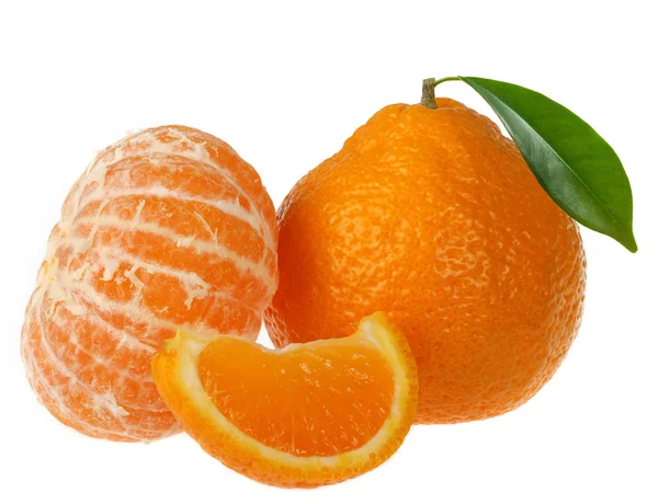 Mandarijn. Tangerine met blad geïsoleerd op wit. Stockafbeelding