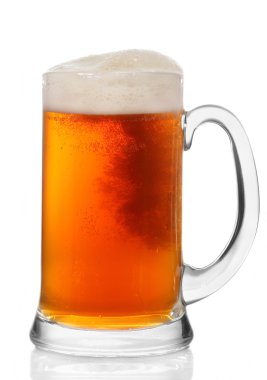 Beyaz arka planda bir bardak bira.