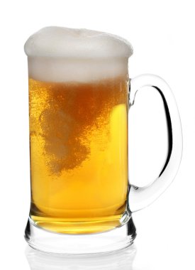 Beyaz arka planda bir bardak bira.