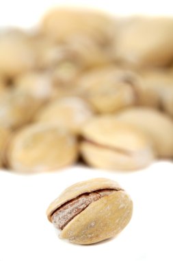 Beyaz arka planda fıstıklar