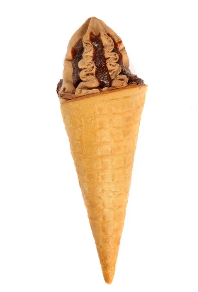 Шоколадне морозиво в цукровому конусі ізольовано на білому тлі — стокове фото