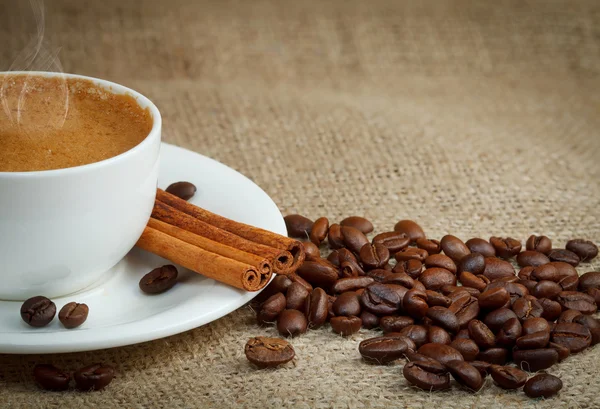 Xícara quente de café no fundo marrom — Fotografia de Stock