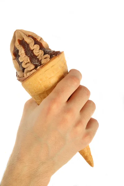 Hand hält Eistüte — Stockfoto