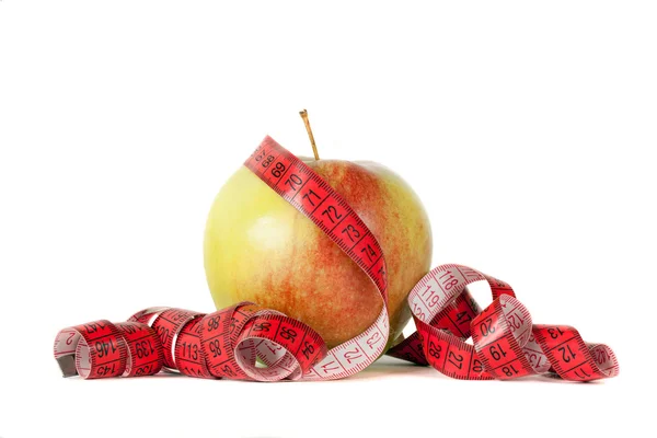 Manzana con cinta métrica sobre fondo blanco — Foto de Stock