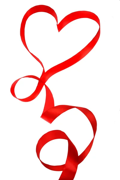 Красная лента сердца на белом фоне — стоковое фото