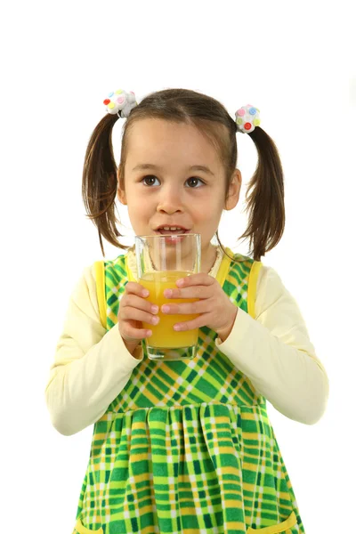 Retrato menina bebendo suco de laranja — Fotografia de Stock