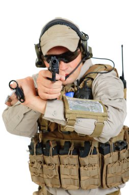 asker tüfeği beyaz zemin üzerine