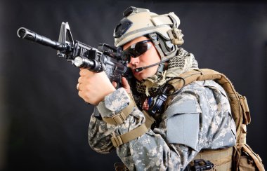 asker tüfeği beyaz zemin üzerine