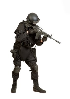 M4 tüfekle (susturucu) ile koruyucu fıçı silahlı adam. Beyaz arka plan üzerinde izole