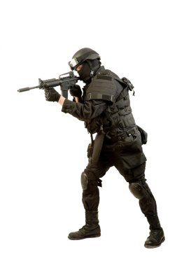 M4 tüfekle (susturucu) ile koruyucu fıçı silahlı adam. Beyaz arka plan üzerinde izole
