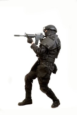 M4 tüfekle (susturucu) ile koruyucu fıçı silahlı adam. Beyaz arka plan üzerinde izole
