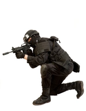 M4 tüfekle (susturucu) ile koruyucu fıçı silahlı adam. Beyaz arka plan üzerinde izole