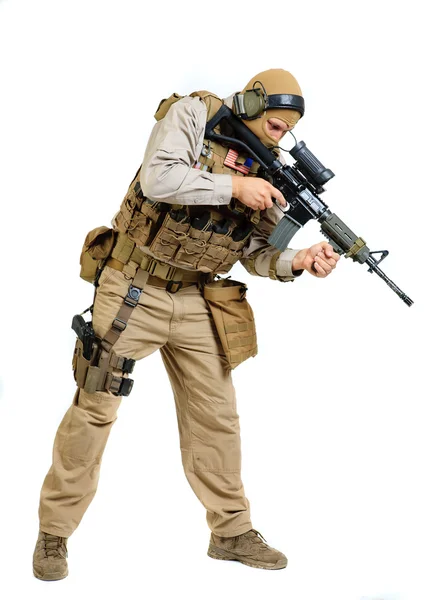 Солдат с винтовкой на белом фоне — стоковое фото
