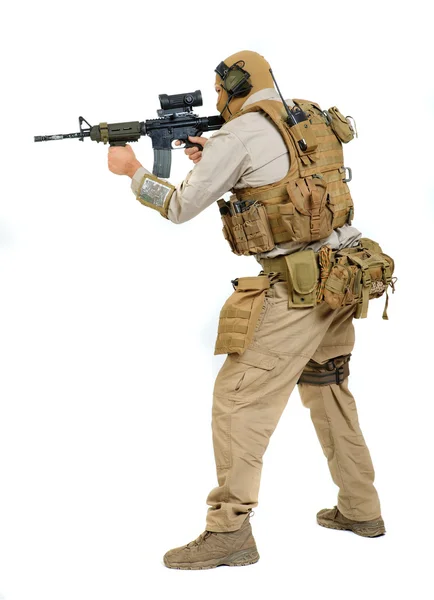 Солдат з рушницею на білому тлі — стокове фото