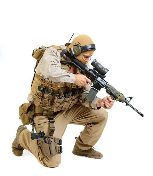 士兵用步枪在白色背景上 — 图库照片