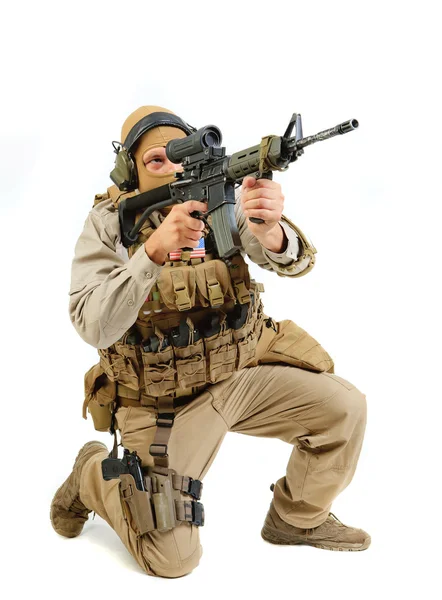 Soldat avec fusil sur fond blanc — Photo