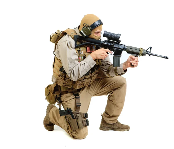 Soldat mit Gewehr auf weißem Hintergrund — Stockfoto