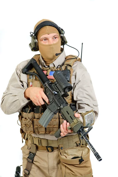 Soldat mit Gewehr auf weißem Hintergrund — Stockfoto