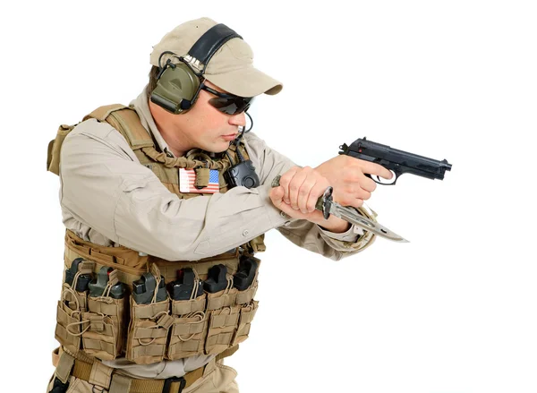 Soldat mit Gewehr auf weißem Hintergrund — Stockfoto